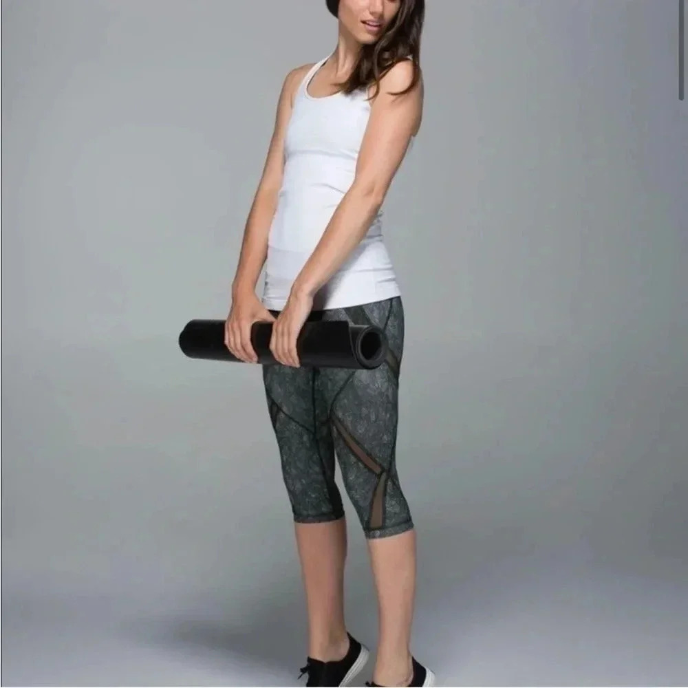 Lululemon Cool To Street Crop print is Jazzy White Gator Green size 10